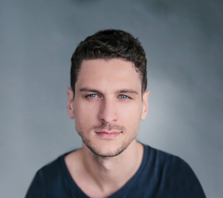 Steen Raskopoulos: Stay on Stagedoor